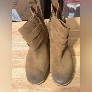 UGG pre-owned brown size 6W- in great condition with side zipper